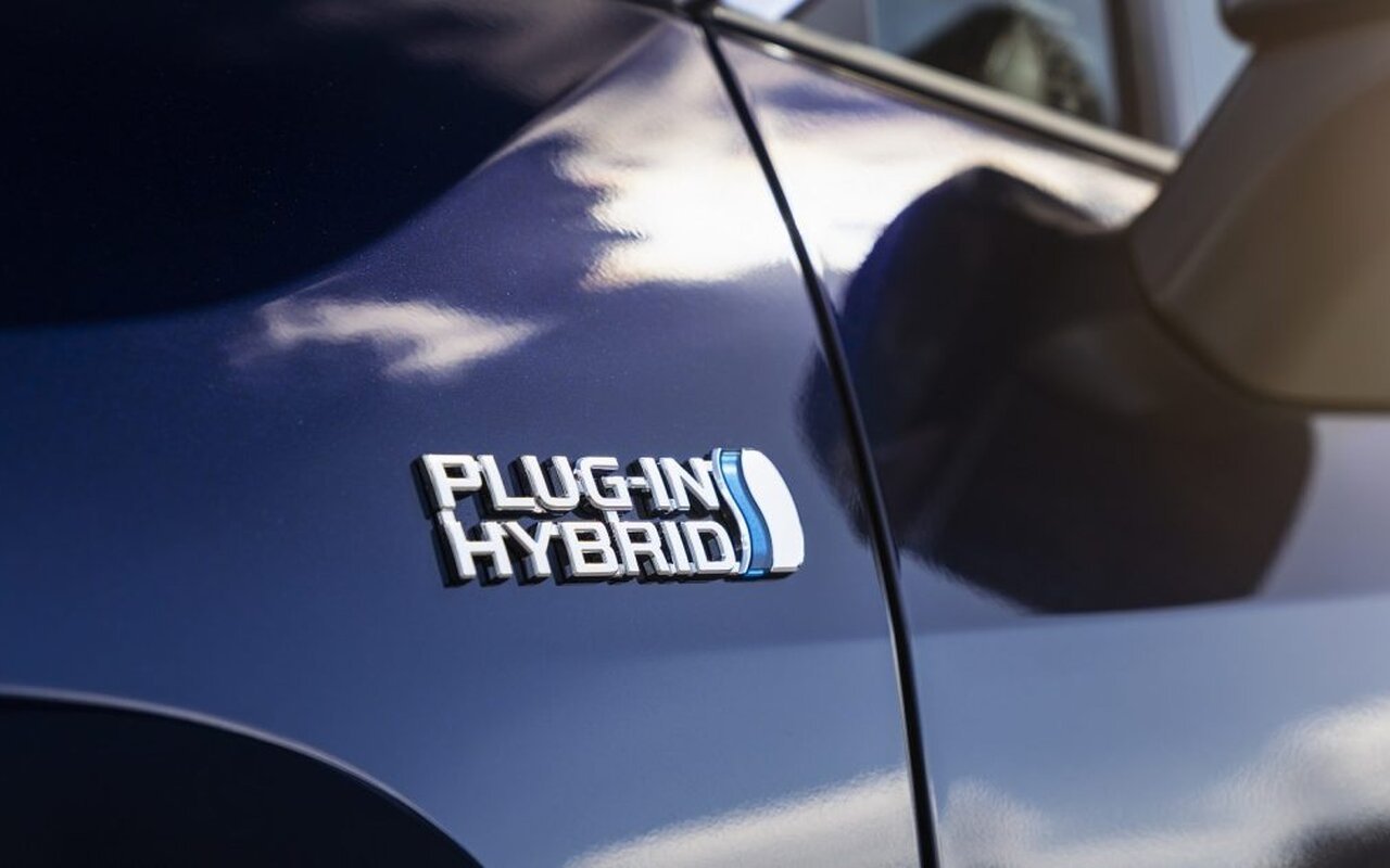 Voiture hybride rechargeable en charge sur voirie urbaine moderne