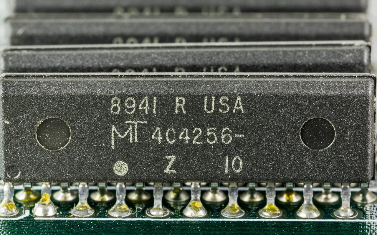 Puces mémoire DRAM Micron MT4C4256 soudées sur un circuit imprimé