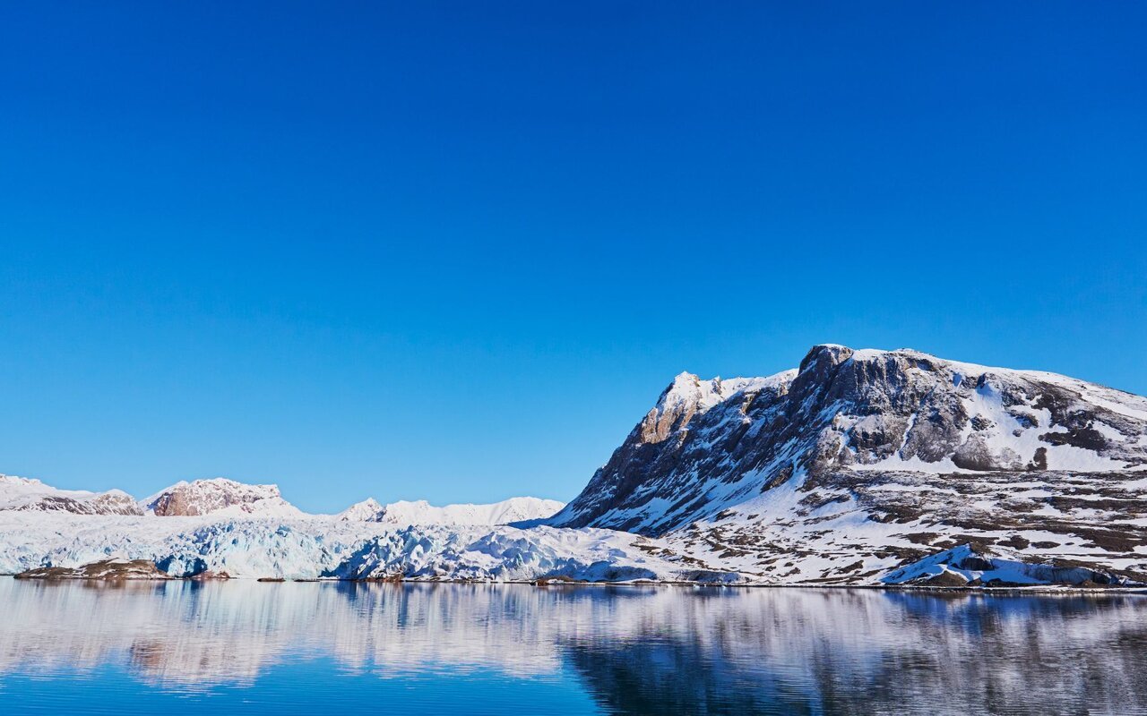 Navire de surveillance NATO et hélicoptère près du Svalbard