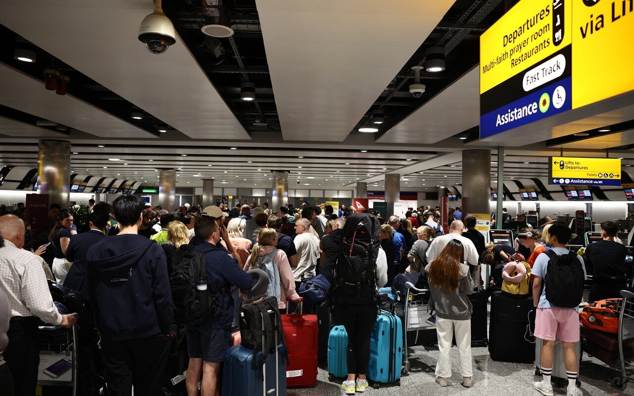 Passagers et tableau de vols annulés à Heathrow en 2026