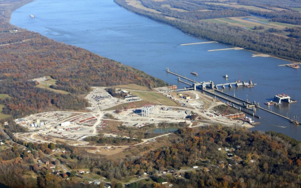 Techniciens inspectant un grand barrage non équipé pour hydroélectricité