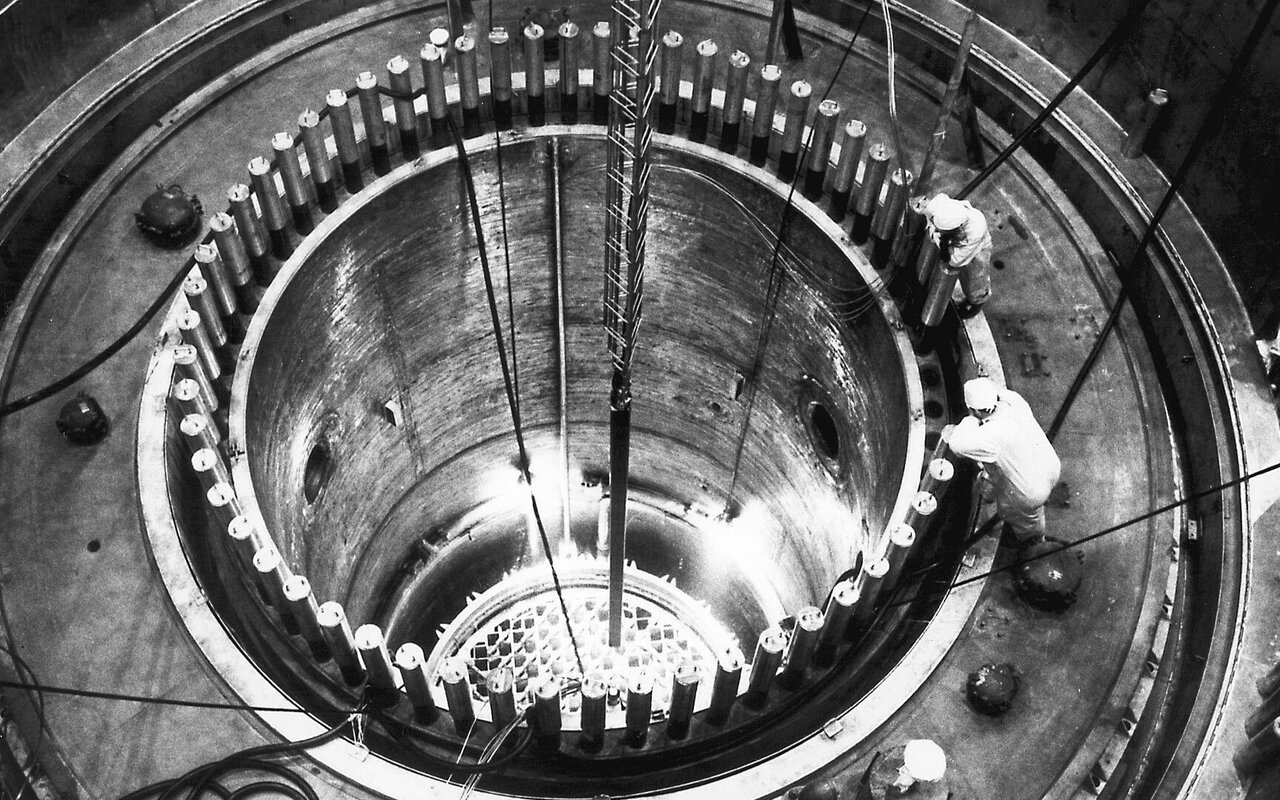 Techniciens inspectant une centrale nucléaire hors service
