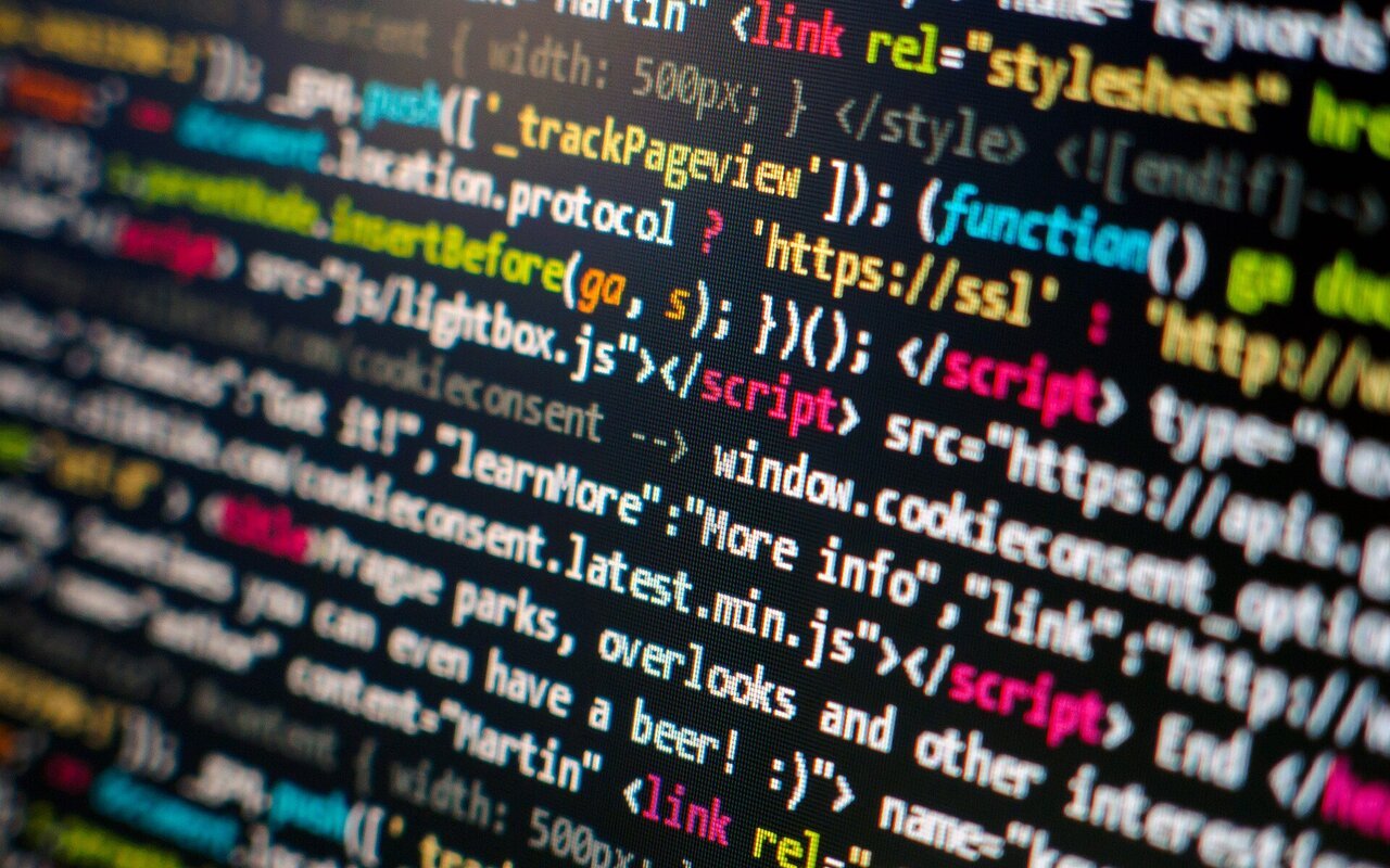 Gros plan sur un écran d'ordinateur affichant des lignes de code source colorées