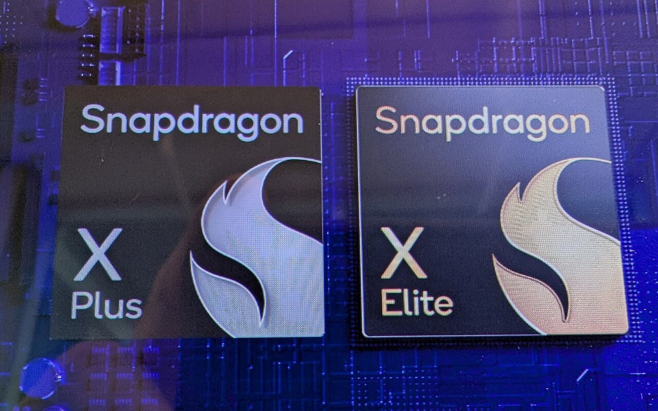 Deux puces Qualcomm Snapdragon X Plus et Snapdragon X Elite présentées côte à côte sur un fond bleu