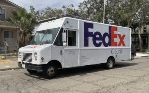 2 000 camions électriques en dix-huit mois, alors que Harbinger vient d’achever son 1 000e véhicule : FedEx commande 300 millions