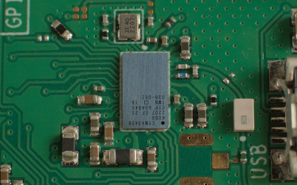 20 % de hausse envisagés sur l’emballage CoWoS, mais TSMC ne confirme ni barème ni date alors que ses machines passent à huit mois de délai