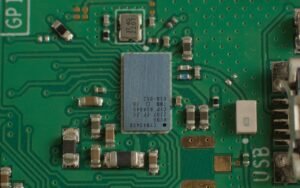 20 % de hausse envisagés sur l’emballage CoWoS, mais TSMC ne confirme ni barème ni date alors que ses machines passent à huit mois de délai