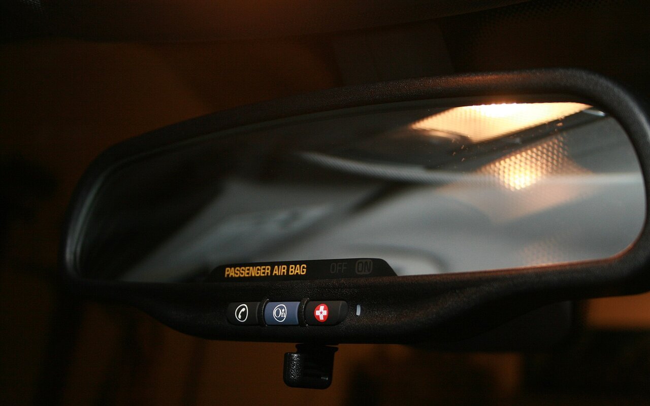 Rétroviseur intérieur d'une voiture équipé des trois boutons du service OnStar, photographié dans l'habitacle