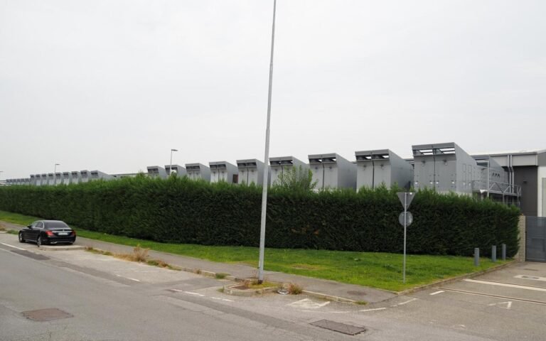 2,3 GW retardés sur 20 GW concernés, alors que 38 GW arrivent en 2027 : les 300 moratoires locaux contre les data centers ne mordent pas