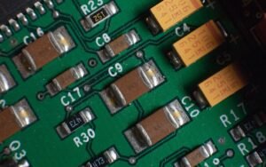 30 mois d’attente sur certaines commandes de circuits imprimés, mais les livraisons de PC reculent : les stratifiés cuivrés multipliés par 12