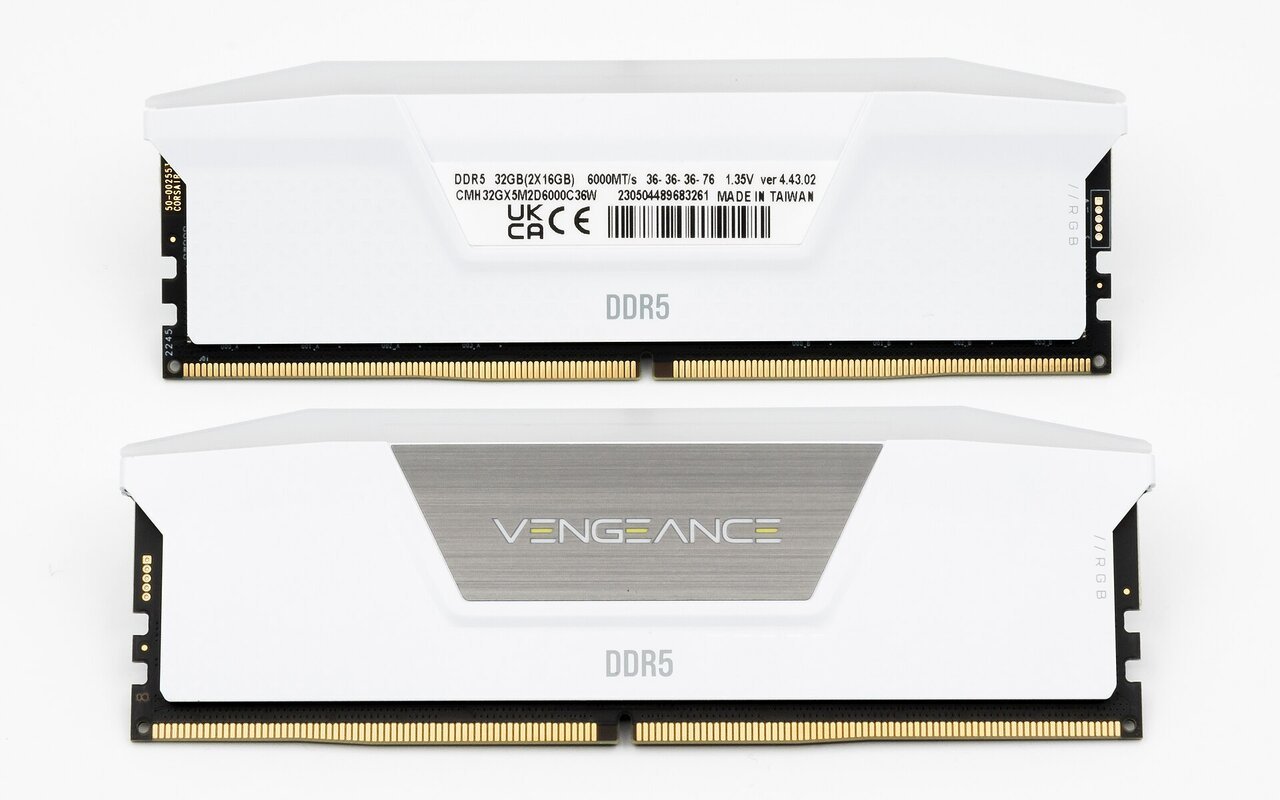 Deux barrettes de mémoire DDR5 Corsair Vengeance RGB blanches sur fond blanc