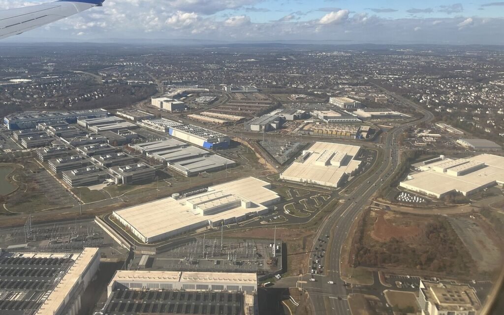 427 millions de dollars payés fin février, mais aucun data center : Amazon cède 25 acres au comté de Loudoun et 5 millions pour le logement