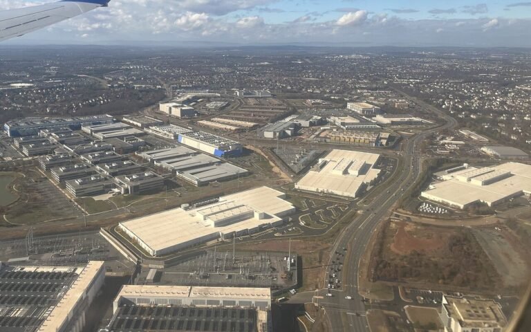 427 millions de dollars payés fin février, mais aucun data center : Amazon cède 25 acres au comté de Loudoun et 5 millions pour le logement