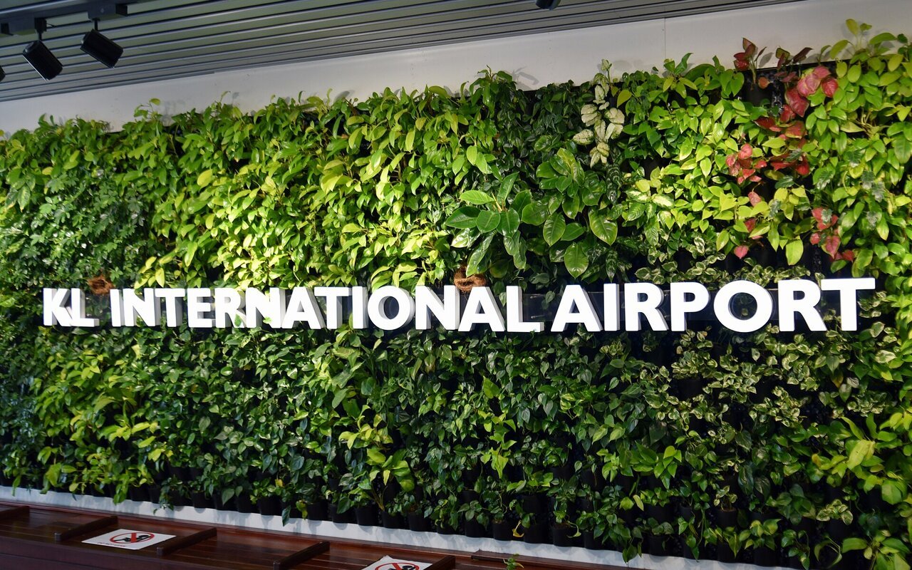 Mur végétal portant en grandes lettres l'inscription « KL INTERNATIONAL AIRPORT », à l'aéroport international de Kuala Lumpur.