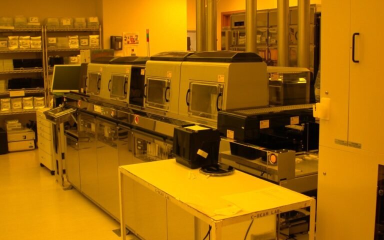50 % de néon recyclé annoncé par Gigaphoton, mais un concurrent revendique plus de 90 % sur trois lasers déjà installés en usine