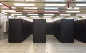 950 watts par puce et 96 puces par baie, mais les 40 % de jetons en plus par mégawatt sont comparés à un système non nommé