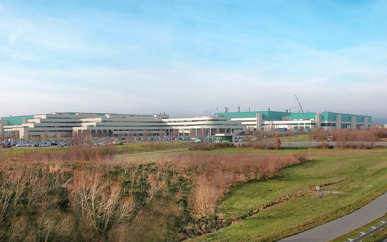 Huit ans après avoir abandonné le 7 nm, GlobalFoundries le promet pour 2028 à Dresde, mais ne publie aucune dimension de transistor