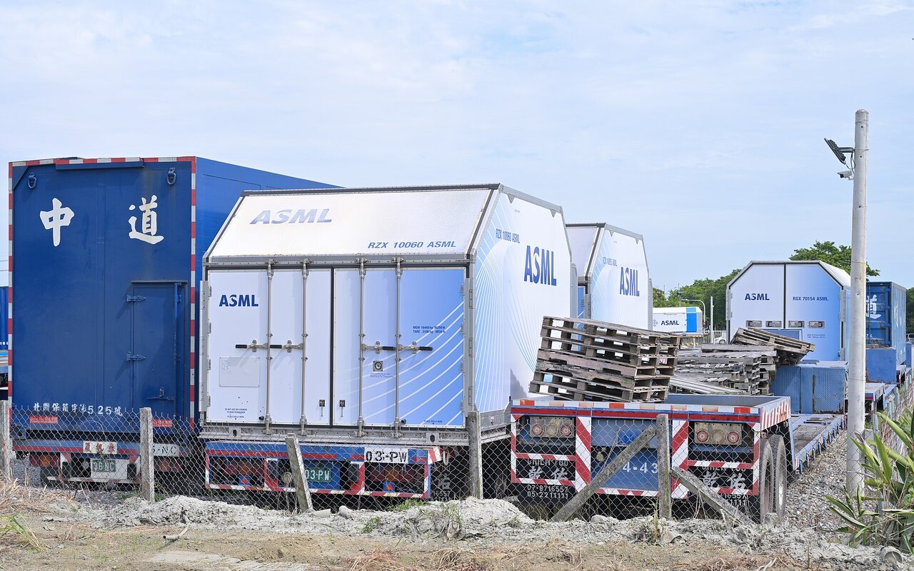 Conteneurs de transport bleus et blancs marqués ASML chargés sur une remorque de camion, dans une zone industrielle de Tainan à Taïwan