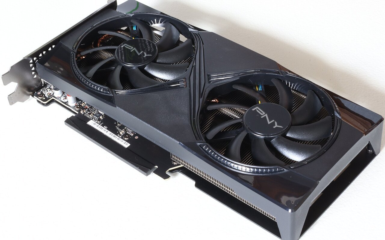 Carte graphique Nvidia GeForce RTX 5060 Ti à deux ventilateurs posée sur un fond clair