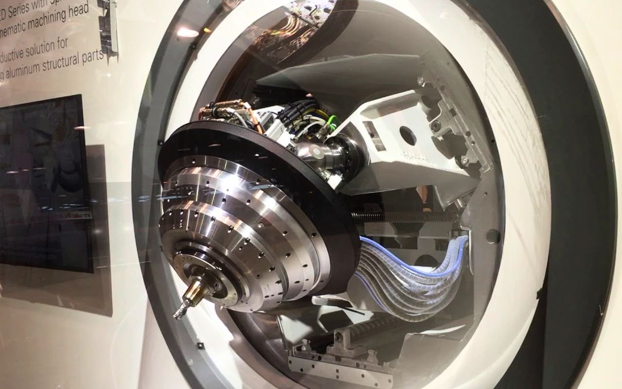 Cette machine allemande enlève 12 litres de métal par minute promettant une précision extrême pour l’aéronautique